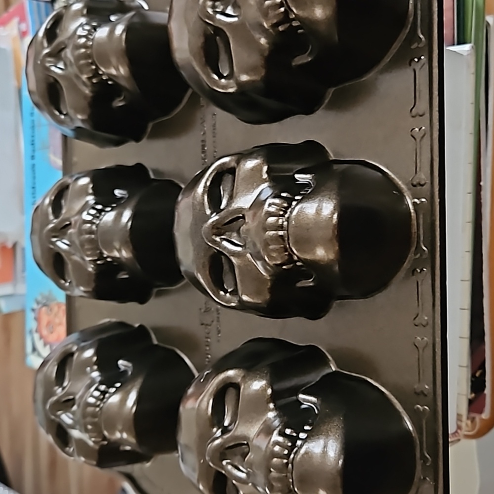 Nordic Ware Mini Skull 6 Cavity Cakelet Pan